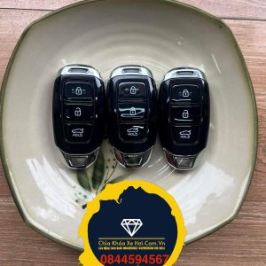 Chìa Khóa Hyundai Accent đời này sử dụng 3 phím bấm trên remote : mở cửa , đóng cửa, mở cốp; cũng như những chìa khóa thông minh khác chỉ cần mang theo chìa bên người và nổ máy bằng 1 chạm , dòng chìa thông minh Hyundai Accent 2018 2019 2020 2021 sử dụng pin có thông số là 2032 , chìa khóa cơ theo remote là lười cơ phay .