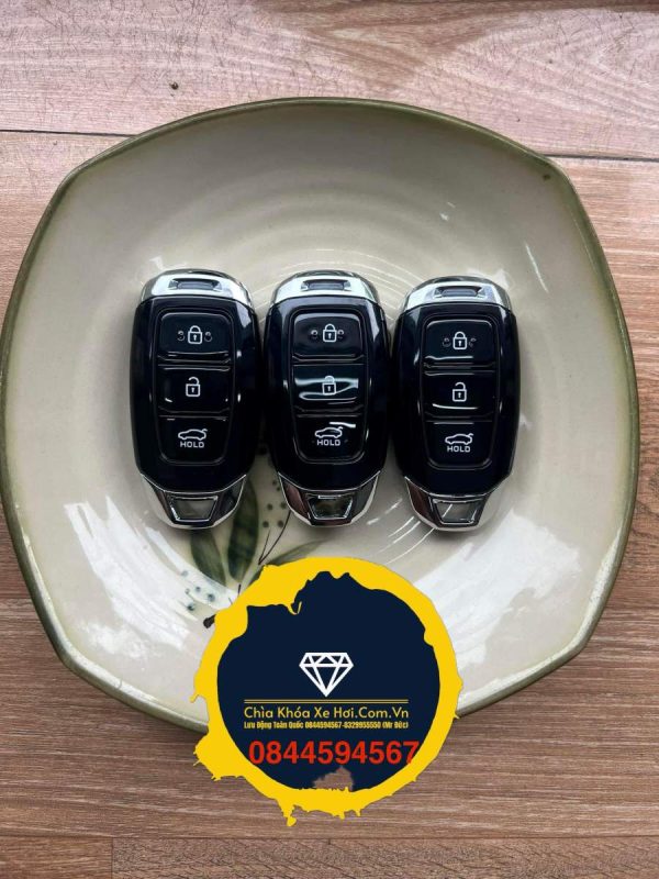 Chìa Khóa Hyundai Accent đời này sử dụng 3 phím bấm trên remote : mở cửa , đóng cửa, mở cốp; cũng như những chìa khóa thông minh khác chỉ cần mang theo chìa bên người và nổ máy bằng 1 chạm , dòng chìa thông minh Hyundai Accent 2018 2019 2020 2021 sử dụng pin có thông số là 2032 , chìa khóa cơ theo remote là lười cơ phay .