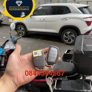 Chìa Khóa Hyundai Creta đời này sử dụng 4 phím bấm trên remote : mở cửa , đóng cửa, mở cốp, đề nổ từ xa ; cũng như những chìa khóa thông minh khác chỉ cần mang theo chìa bên người và nổ máy bằng 1 chạm , dòng chìa thông minh Hyundai Creta 2022 2023 2024 sử dụng pin có thông số là 2032 , chìa khóa cơ theo remote là lười cơ PHAY .