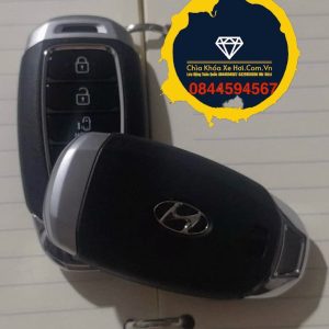 Chìa Khóa Hyundai Custin 2023-2024 Chìa Khóa Hyundai Custin đời này sử dụng 4 phím bấm trên remote : mở cửa , đóng cửa, mở cốp, cửa lùa trái, cửa lùa phải ; cũng như những chìa khóa thông minh khác chỉ cần mang theo chìa bên người và nổ máy bằng 1 chạm , dòng chìa thông minh Hyundai Custin 2023 2024 sử dụng pin có thông số là 2032 , chìa khóa cơ theo remote là lười cơ phay .