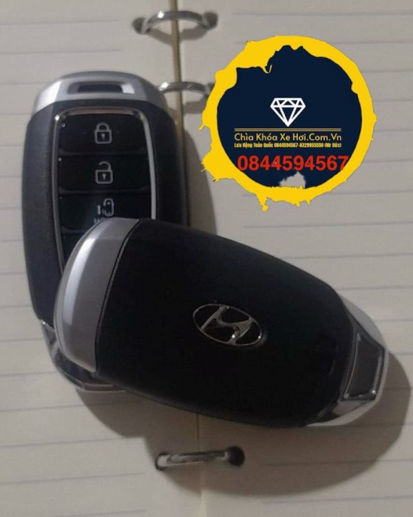 Chìa Khóa Hyundai Custin 2023-2024 Chìa Khóa Hyundai Custin đời này sử dụng 4 phím bấm trên remote : mở cửa , đóng cửa, mở cốp, cửa lùa trái, cửa lùa phải ; cũng như những chìa khóa thông minh khác chỉ cần mang theo chìa bên người và nổ máy bằng 1 chạm , dòng chìa thông minh Hyundai Custin 2023 2024 sử dụng pin có thông số là 2032 , chìa khóa cơ theo remote là lười cơ phay .