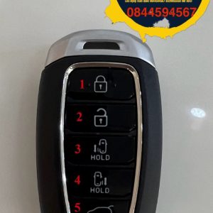 Chìa Khóa Hyundai Custin 2023-2024 Chìa Khóa Hyundai Custin đời này sử dụng 4 phím bấm trên remote : mở cửa , đóng cửa, mở cốp, cửa lùa trái, cửa lùa phải ; cũng như những chìa khóa thông minh khác chỉ cần mang theo chìa bên người và nổ máy bằng 1 chạm , dòng chìa thông minh Hyundai Custin 2023 2024 sử dụng pin có thông số là 2032 , chìa khóa cơ theo remote là lười cơ phay .