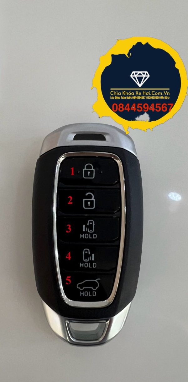 Chìa Khóa Hyundai Custin 2023-2024 Chìa Khóa Hyundai Custin đời này sử dụng 4 phím bấm trên remote : mở cửa , đóng cửa, mở cốp, cửa lùa trái, cửa lùa phải ; cũng như những chìa khóa thông minh khác chỉ cần mang theo chìa bên người và nổ máy bằng 1 chạm , dòng chìa thông minh Hyundai Custin 2023 2024 sử dụng pin có thông số là 2032 , chìa khóa cơ theo remote là lười cơ phay .