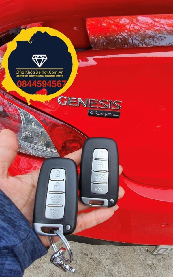 Chìa Khóa Hyundai Genesis 2010-2015 Chìa Khóa Hyundai Custin đời này sử dụng 4 phím bấm trên remote : mở cửa , đóng cửa, mở cốp, còi báo động ; cũng như những chìa khóa thông minh khác chỉ cần mang theo chìa bên người và nổ máy bằng 1 chạm , dòng chìa thông minh Hyundai Genesis 2010 2011 2012 2013 2014 2015 sử dụng pin có thông số là 2032 , chìa khóa cơ theo remote là lười cơ phay .