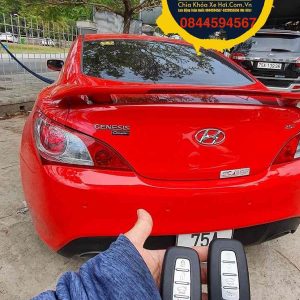 Chìa Khóa Hyundai Genesis 2010-2015 Chìa Khóa Hyundai Custin đời này sử dụng 4 phím bấm trên remote : mở cửa , đóng cửa, mở cốp, còi báo động ; cũng như những chìa khóa thông minh khác chỉ cần mang theo chìa bên người và nổ máy bằng 1 chạm , dòng chìa thông minh Hyundai Genesis 2010 2011 2012 2013 2014 2015 sử dụng pin có thông số là 2032 , chìa khóa cơ theo remote là lười cơ phay .