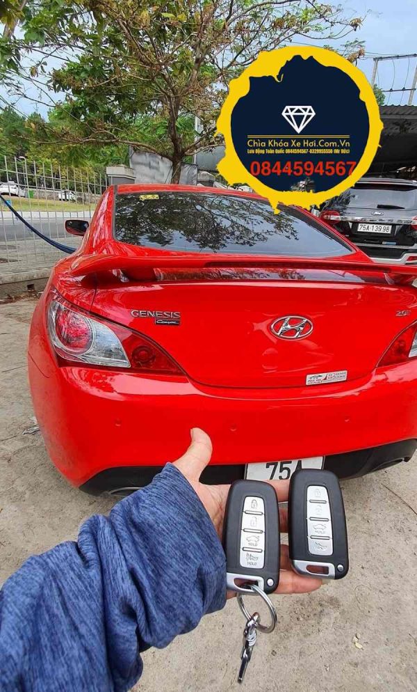 Chìa Khóa Hyundai Genesis 2010-2015 Chìa Khóa Hyundai Custin đời này sử dụng 4 phím bấm trên remote : mở cửa , đóng cửa, mở cốp, còi báo động ; cũng như những chìa khóa thông minh khác chỉ cần mang theo chìa bên người và nổ máy bằng 1 chạm , dòng chìa thông minh Hyundai Genesis 2010 2011 2012 2013 2014 2015 sử dụng pin có thông số là 2032 , chìa khóa cơ theo remote là lười cơ phay .