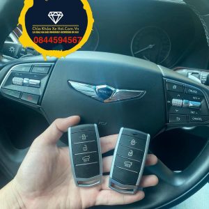 Chìa Khóa Hyundai Genesis 2010-2015 Chìa Khóa Hyundai Custin đời này sử dụng 4 phím bấm trên remote : mở cửa , đóng cửa, mở cốp, còi báo động ; cũng như những chìa khóa thông minh khác chỉ cần mang theo chìa bên người và nổ máy bằng 1 chạm , dòng chìa thông minh Hyundai Genesis 2010 2011 2012 2013 2014 2015 sử dụng pin có thông số là 2032 , chìa khóa cơ theo remote là lười cơ phay .