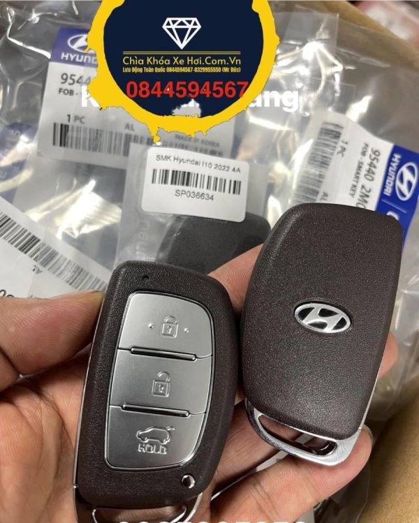 Chìa Khóa Hyundai i10 i20 i30 Chìa Khóa Hyundai i10 i20 i30 đời này sử dụng 3 phím bấm trên remote : mở cửa , đóng cửa, mở cốp; cũng như những chìa khóa thông minh khác chỉ cần mang theo chìa bên người và nổ máy bằng 1 chạm , dòng chìa thông minh Hyundai i10 i20 i30-2018 2019 2020 2021 ... 2024 sử dụng pin có thông số là 2032 , chìa khóa cơ theo remote là lười cơ răng .