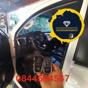 làm chìa khóa thông minh chính hãng toyota hilux giá rẻ uy tín tại bình dương